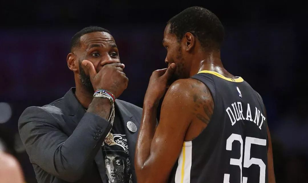 那年夏天，詹姆斯跪在甲骨文球场哭了—NBA15-16赛季总冠军，一个让克利夫兰等了52年的奇迹